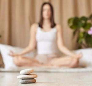 cameră zen decorată cu lumânări pentru feng shui