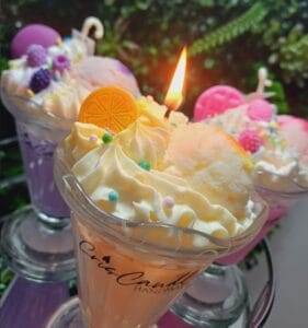 Lumânare parfumată aprinsă corect cu fitil scurt, ardere curată